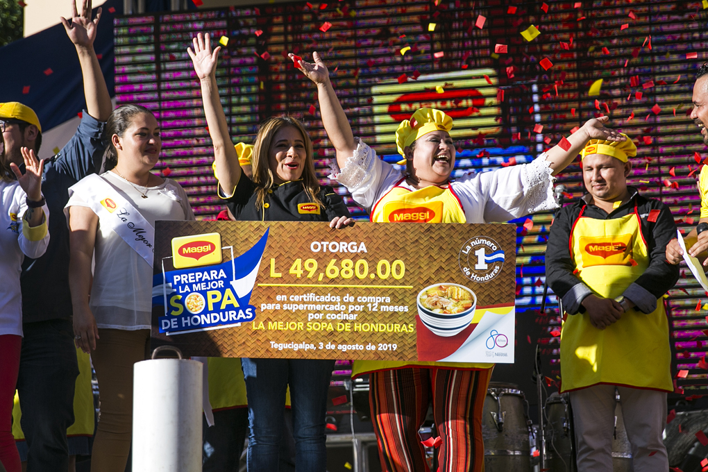 La ganadora del primer lugar Susy Márquez desbordando de alegría con su premio
