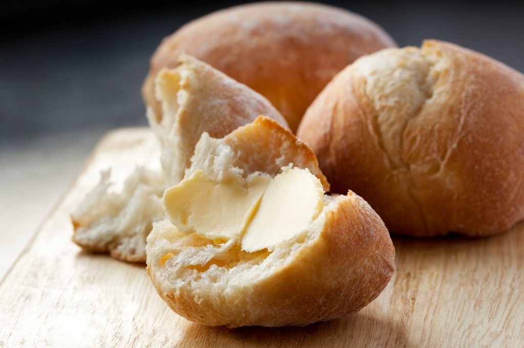 El pan de coco se acompaña con trocitos de margarina.
