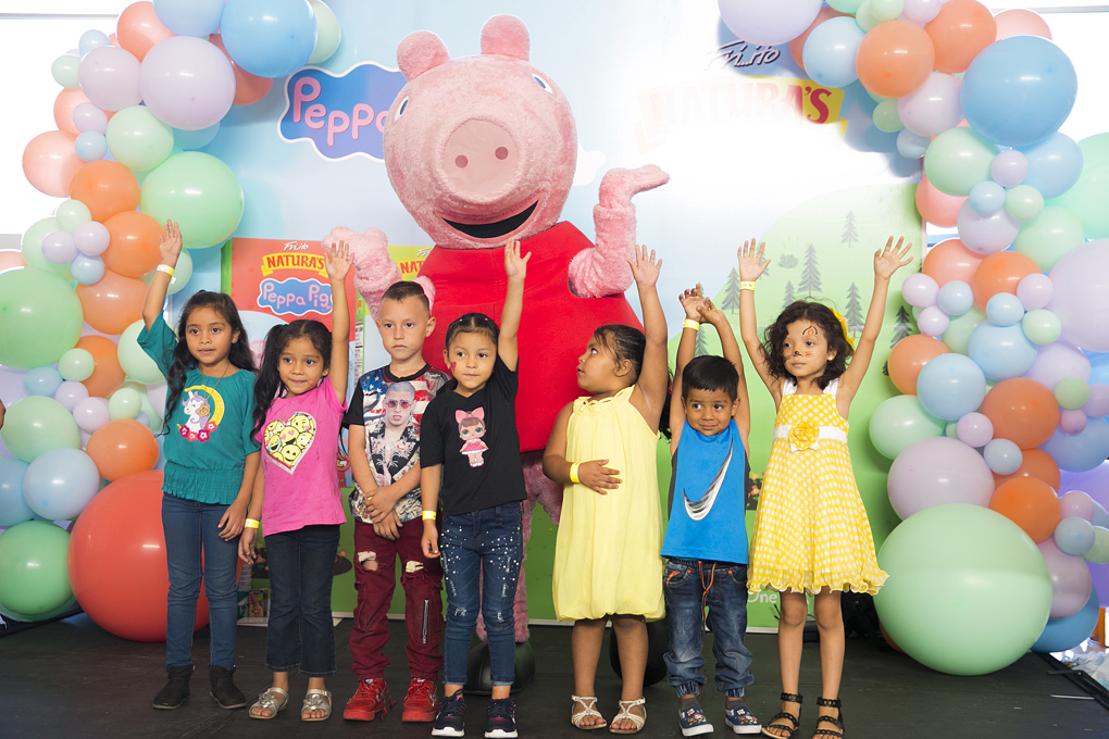 los niños disfrutaron de su personaje favorito Peppa Pig.