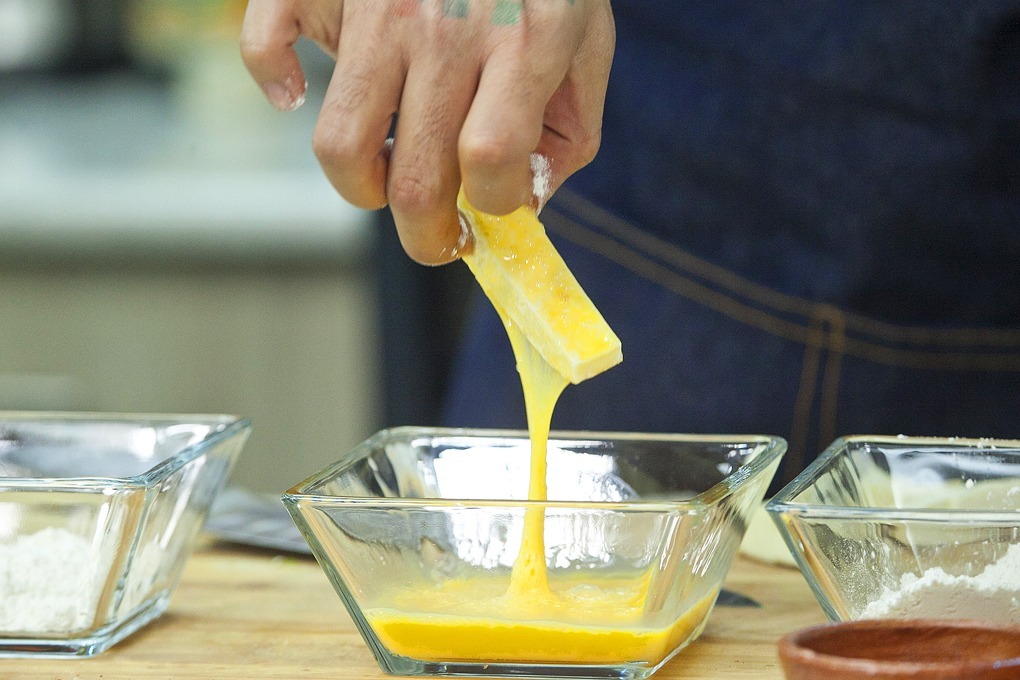 Pasar el queso por el huevo para que la harina se integre perfectamente
