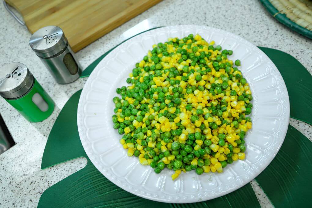 Video: ¿Cómo hacer chícharos salteados con maíz?