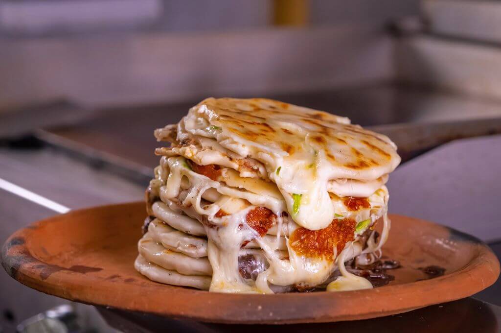 Pupusas rellenas de quesillo y chicharrón.