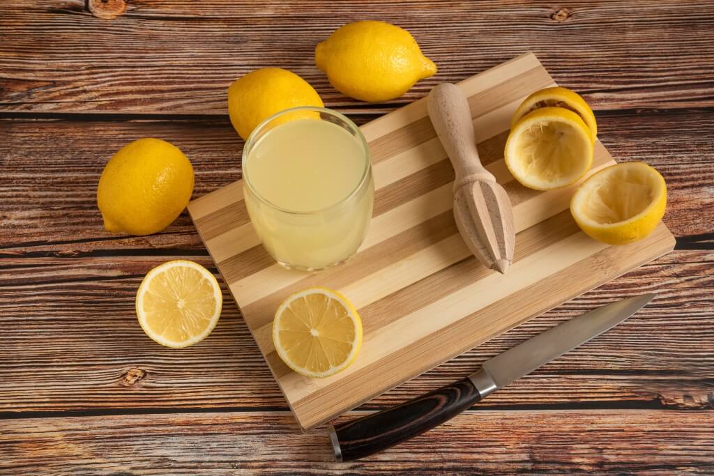 Secreto latín Exclusión Agua tibia con limón en ayunas, conoce sus grandes beneficios