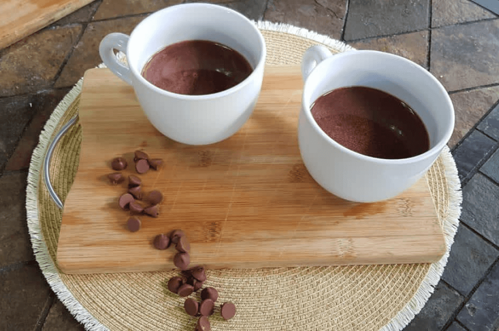 Chocolate caliente con vino, bebida ideal para la temporada de fin de año