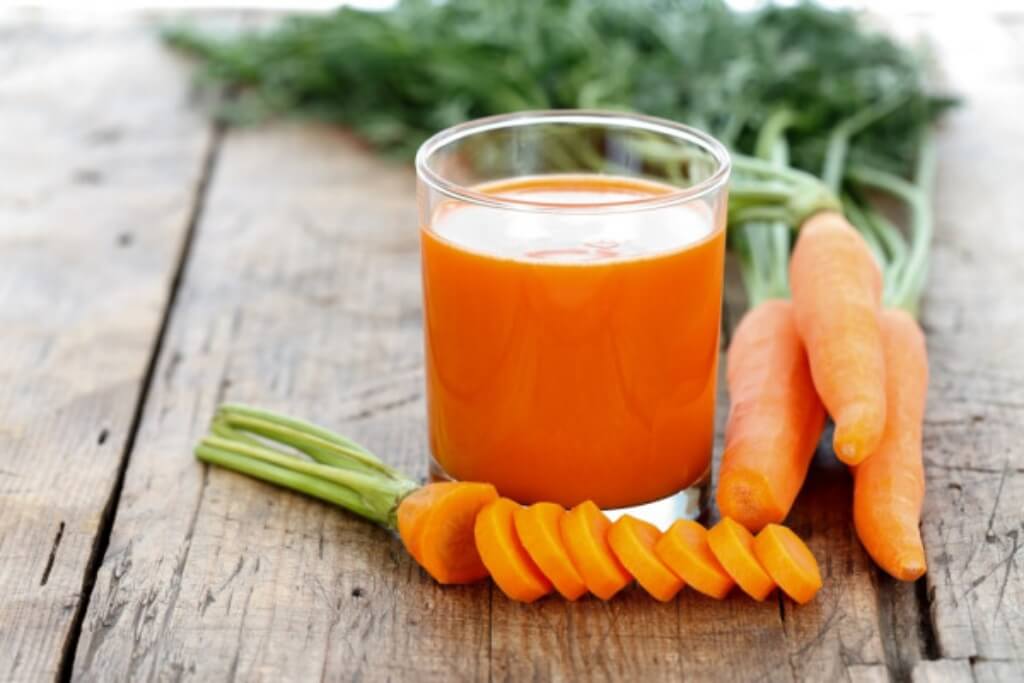beneficios obtienes por tomar jugo de zanahoria