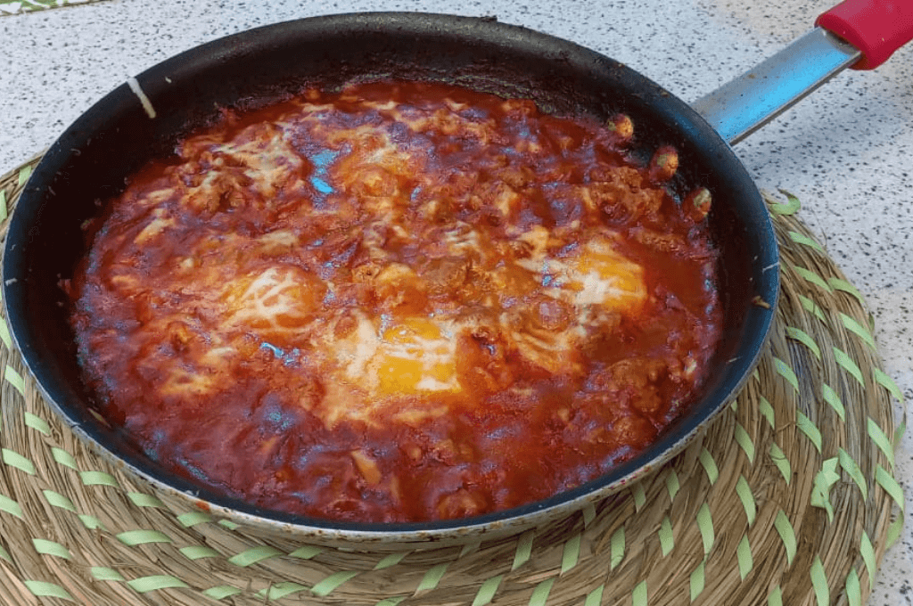 Huevos en salsa de tomate y chorizo suelto ¡para un exquisito desayuno!