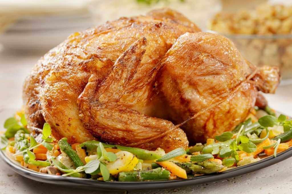 El pollo al romero y mantequilla sobre cama de vegetales