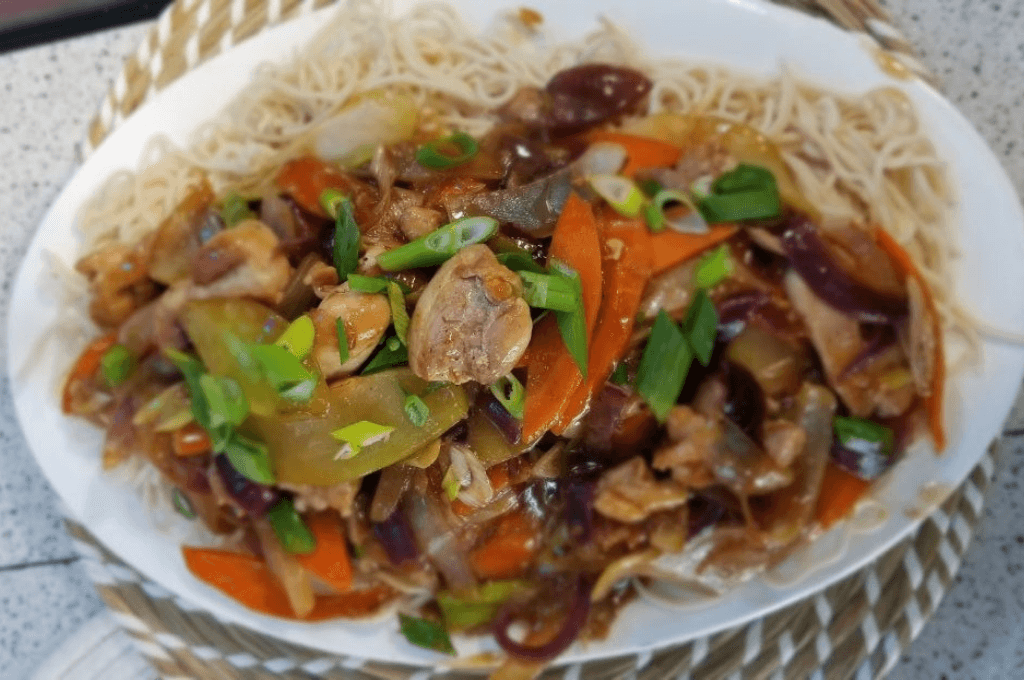 Chop suey de verduras con fideos chinos