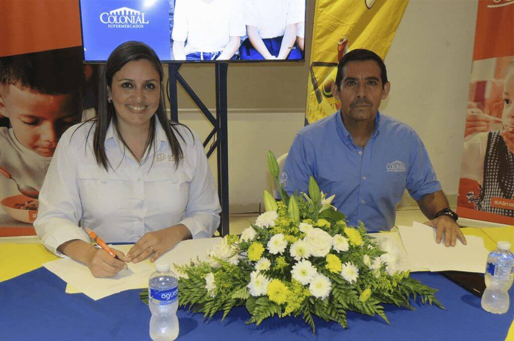 Vanessa Caballero y Manuel Madrid firmaron el convenio frente a los ejecutivos.