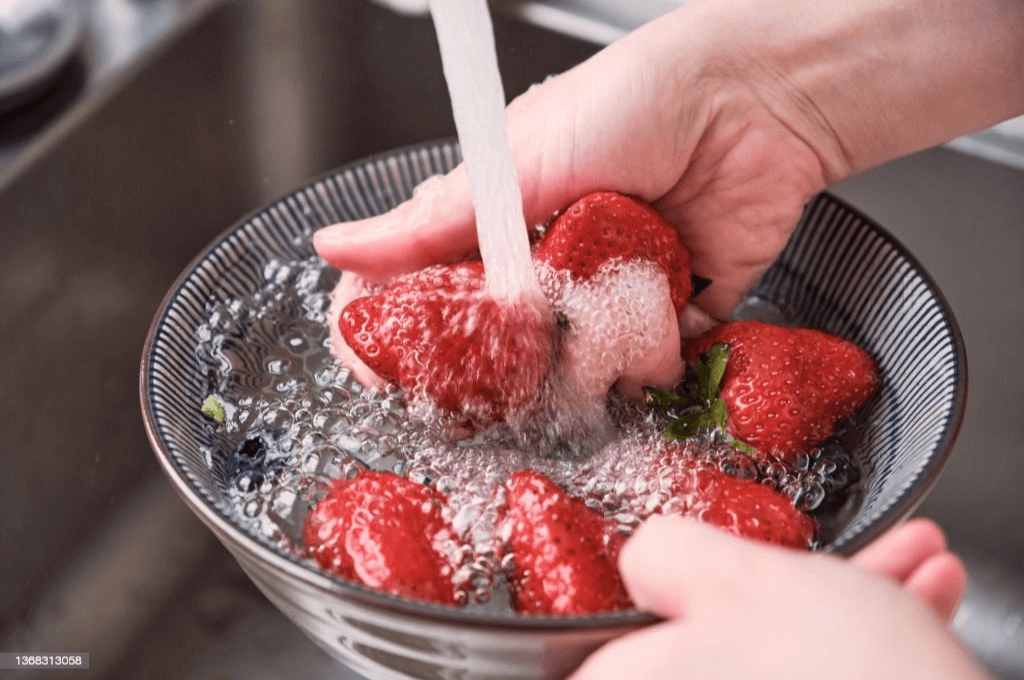 Desinfecta las fresas para un consumo saludable.