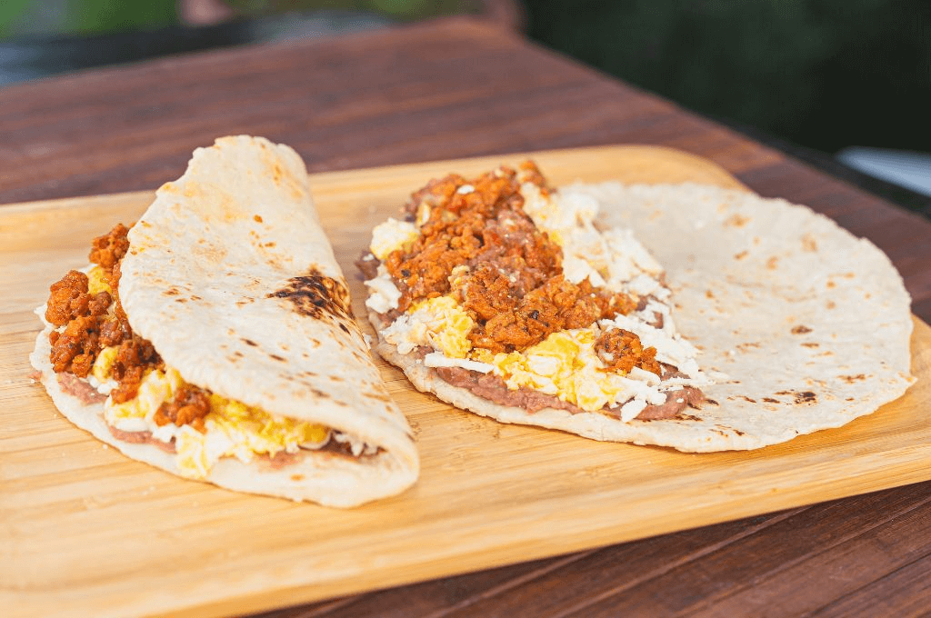 La baleada con huevo y chorizo es un deleite culinario hondureño.