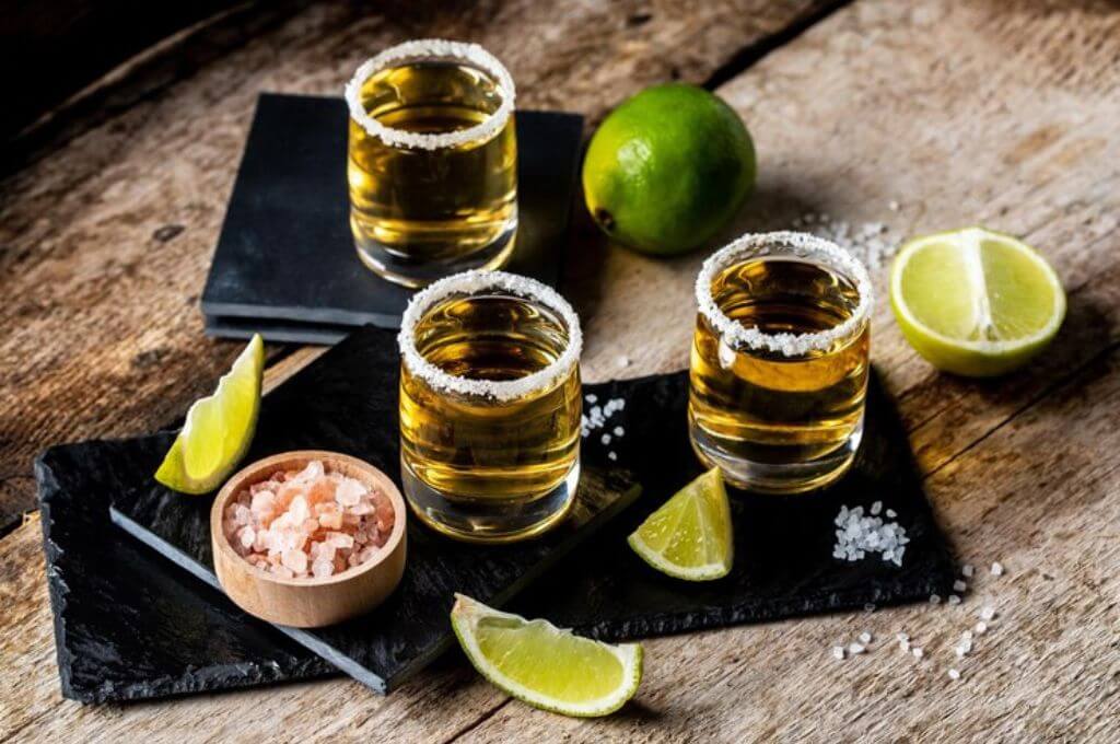 Tequila con limón y sal.