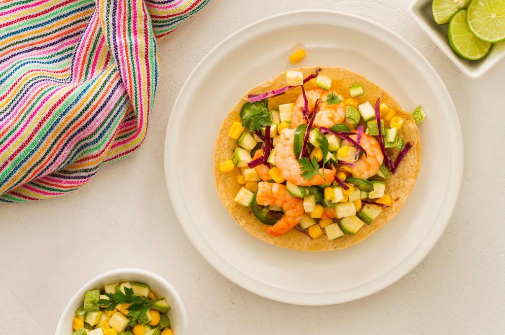 Ceviche de camarón con salsa de maracuyá.