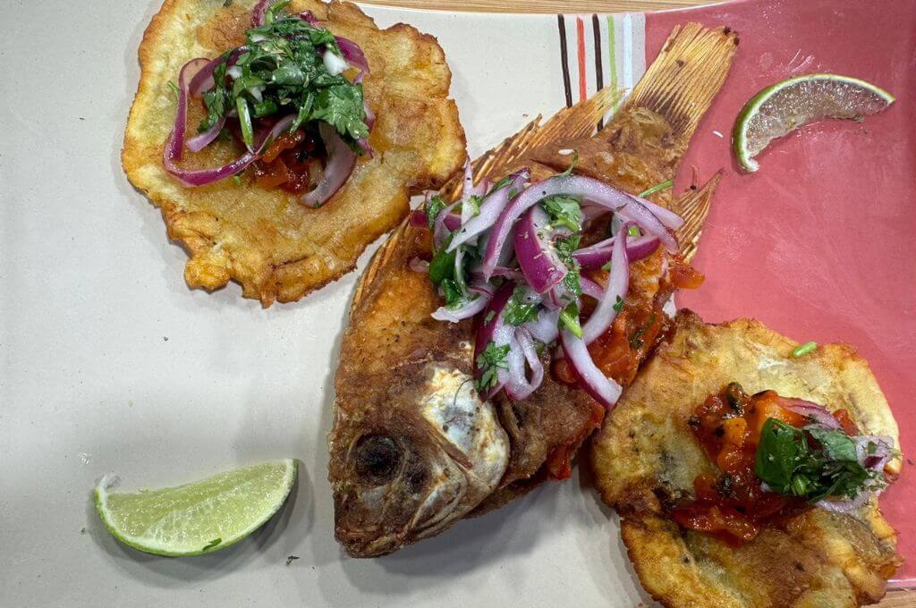 Pescado frito relleno de camarones salteados en salsa de tomate