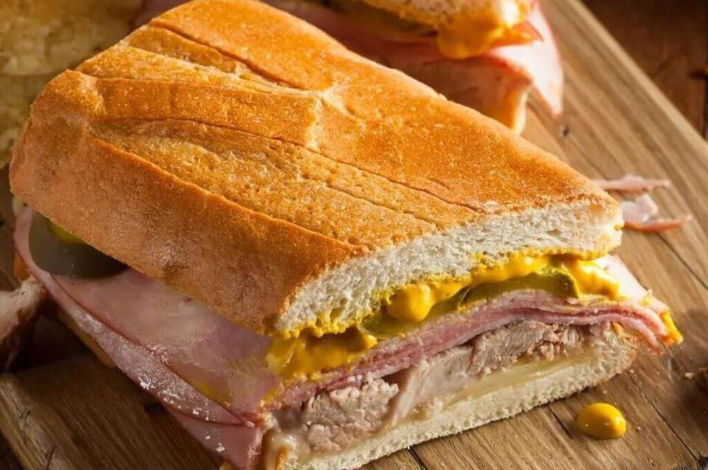 sándwich cubano con papas cajún