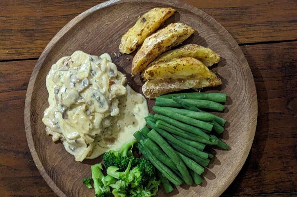 Pollo en Crema de Leche con Papas Sazonadas