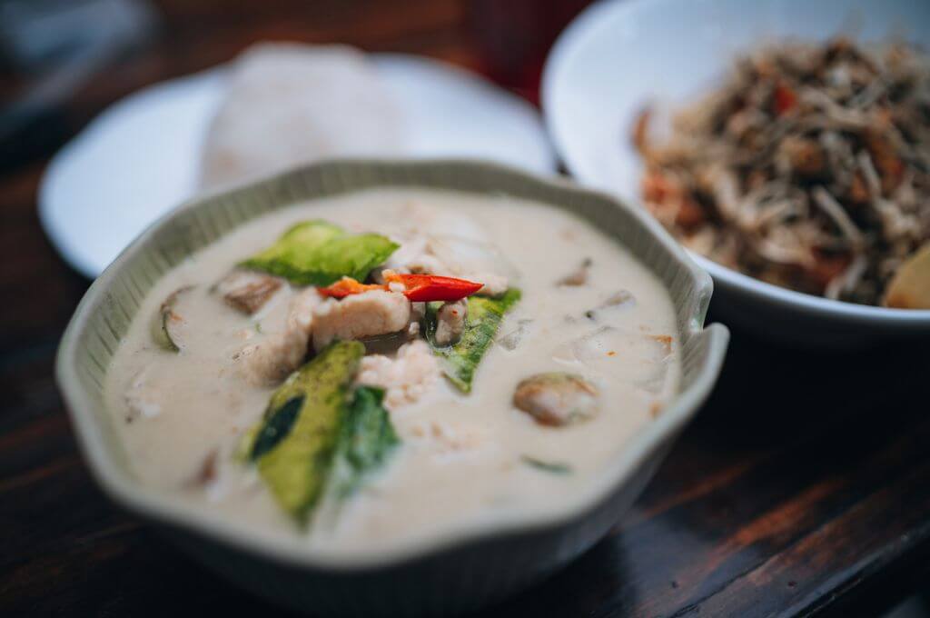 Caldo de pollo tailandés (Tom Kha Gai)